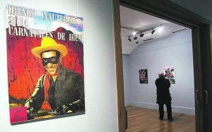 Uno de los carteles expuestos rinde homenaje a Luis Mariano. ::
F. DE LA
HERA