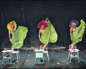 Un jardín. Marta Carrasco, Anna Coll y Majo Cordonet, en una representación de 'B. Flowers'.