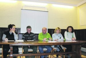 Udal buruak eta teknikariek zaborrak jasotzeko sistema berria aurkeztu zuten atzo udaletxean. ::
K.A.