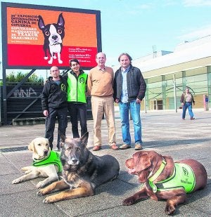 Protagonistas. Kale, Sultán y Gina y, tras ellos, los educadores Johny Delgado, María Rodríguez y Álvaro Moreno con Javier Redondo. ::
F. DE LA HERA