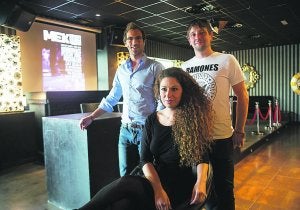 Jon González (Café Irun) y Gemma González y Manu Gestido (Lady Red), responsables del MEK. ::
F. DE LA HERA