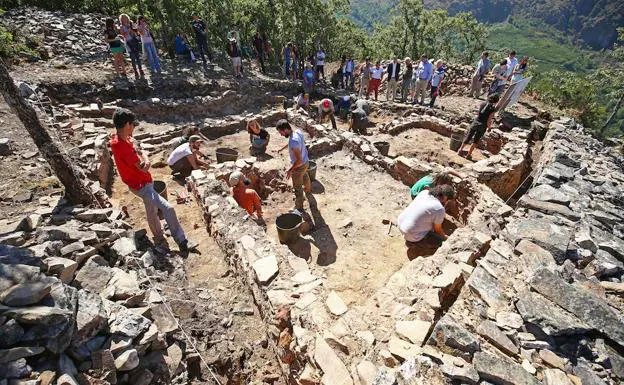 Imagen de las excavaciones realizadas en el castro de la Peña del Hombre.