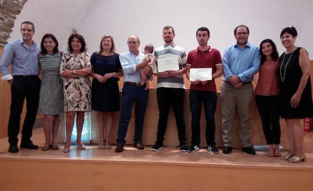 Los galardonados junto a la familia de Antonio Estévez y la presidenta del IEB, Mar Palacio, en la entrega del premio.