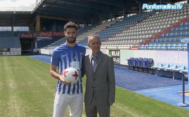 Fernando Román junto al entrenador de la Deportiva, Carlos Terrazas, en la presentación. 