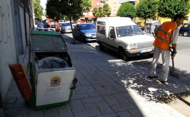 Un operario del servicio de limpieza de FCC barre una calle en Ponferrada.