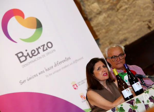 La presidenta del Consejo Regulador de la DO Bierzo, Misericordia Bello, junto al párroco de la iglesia de Santa María la Real de Carracedo, Jesús Álvarez, durante la presentación de la ofrenda.