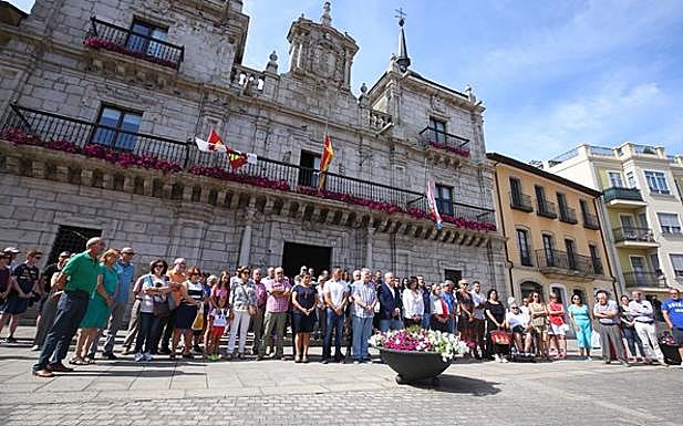 Miembros de la Corporación, de la Diputación, parlamentarios y ciudadanos anónimos guardaron tres minutos de silencio a las puertas del Ayuntamiento. 