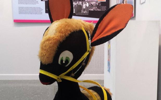 La exposición 'Ponferrada yeyé' incorpora el burrito de Fariñas. 
