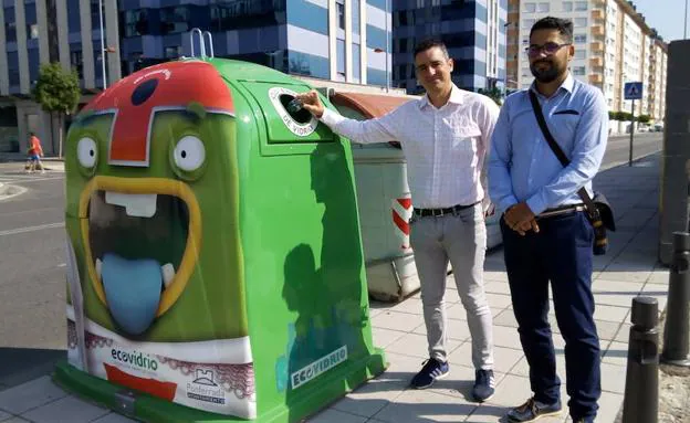 El concejal de Medio Ambiente, Roberto Mendo, y el delegado de zona de Ecovidrio, José Carlos Agustina, en la presentación de la campaña.