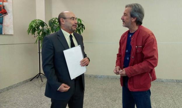 El edil de Bienestar Social, Pedro Muñoz, conversa con el responable de la Unidad de Geriatría del Hospital del Bierzo, Javier Pérez-Jara, en la inauguración de la jornada.