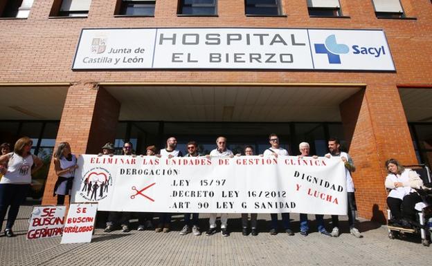 Protesta ante el Hospital del Bierzo de la Asamblea de Usuarios por la Sanida Pública en el Bierzo y Laciana.