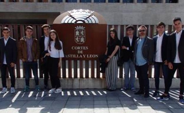 Imagen de los alumnos ganadores del premio.