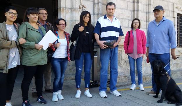 Los propietarios de perros ante el Ayuntamiento de Ponferrada.