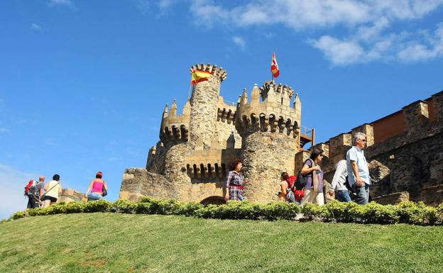 Turistas visitan el castillo de Ponferrada.