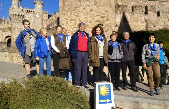 Los participantes en la iniciativa frente al castillo de los Templarios.