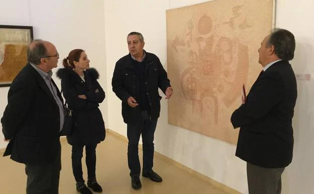 El alcalde (I) y la concejala de Cultura de Bembibre (2I), durante su visita a la muestra.