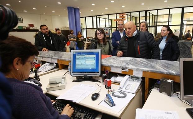 Los portavoces de PSOE, CB y PeC, durante la presentación de la petición en el Ayuntamiento.