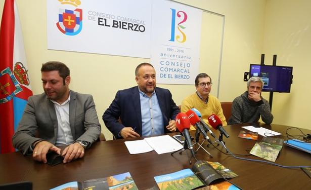 El presidente del Consejo Comarcal del Bierzo, Gerardo Álvarez Courel (D), junto al vicepresidente, Iván Alonso (I), y el representante de Leiva Solutions, Diego Fernández (C), durante la presentación.