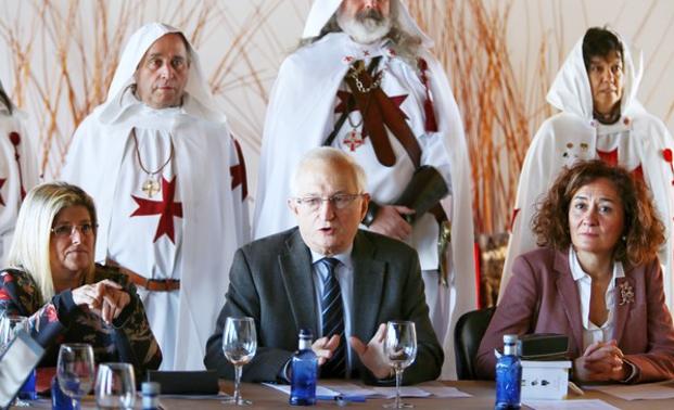 La alcaldesa de Ponferrada, Gloria Fernández Merayo (D), junto al presidente de la Federación Europea Ruta de los Templarios, Gérard Ancelin, y la regidora de Tomar, Anavela Freitas, en la presentación de la asociación en Ponferrada.