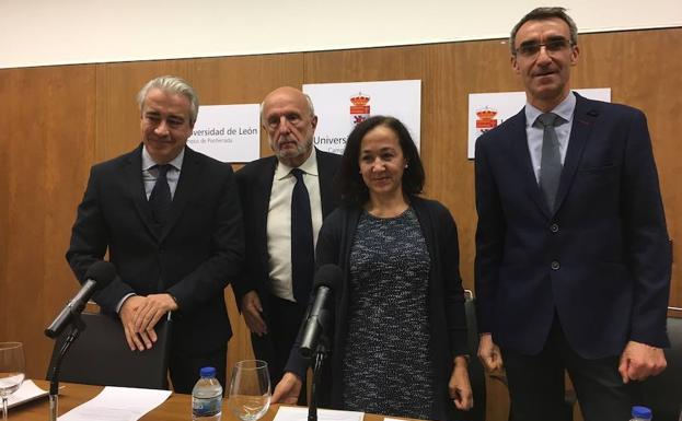 El viceconsejero de Empleo, el presidente de Secot en León, la vicerrectora de Estudiantes y Empleo de la ULE y el vicerrector del Campus de Ponferrada, durante el acto de presentación.