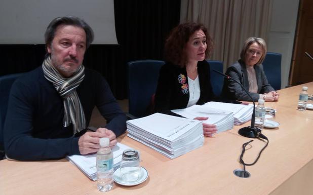 La alcaldesa de Ponferrada, junto a los concejales de Bienesta Social y Juventud, en la firma de los convenios.