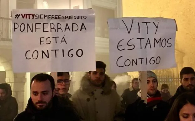 Los asistentes mostraron pancartas de apoyo a Viti.