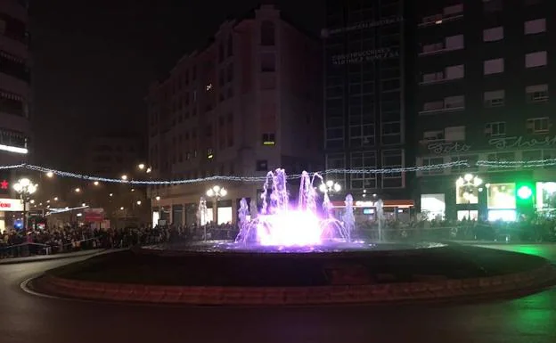Espectáculo de luces, música y agua en la plaza Lazúrtegui.