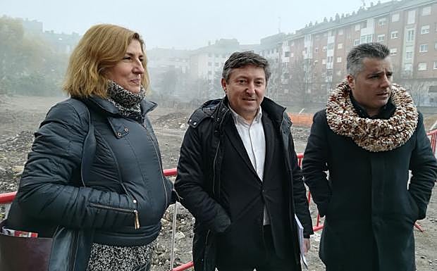 El portavoz de USE, Samuel Folgueral, y los ediles Santiago Macías y Cristina López, en la parcela donde se pretende construir el nuevo aparcamiento.
