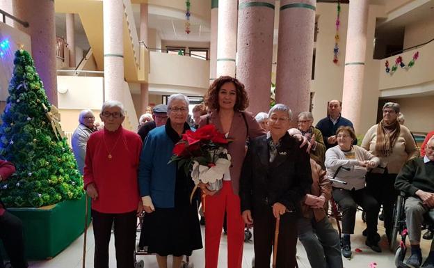 Gloria Fernández, en una de las visitas a una residencia de ancianos.