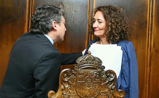 La alcaldesa, Gloria Fernández Meray, junto al portavoz de USE Bierzo, Samuel Folgueral. 