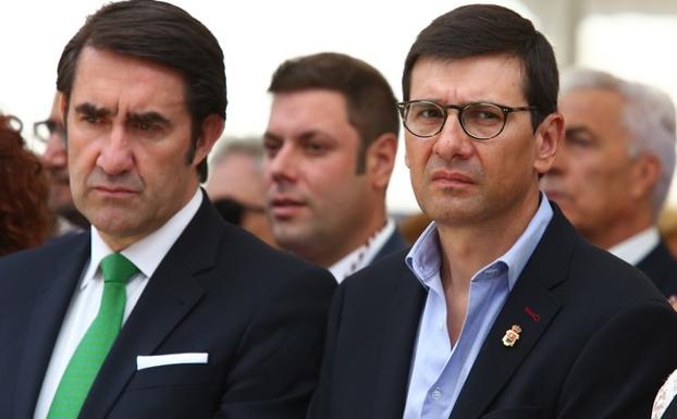 El alcalde de Torre del Bierzo (D), Gabriel Folgado, junto al consejero de Fomento y Medio Ambiente de la Junta, Juan Carlos Suárez Quiñones.