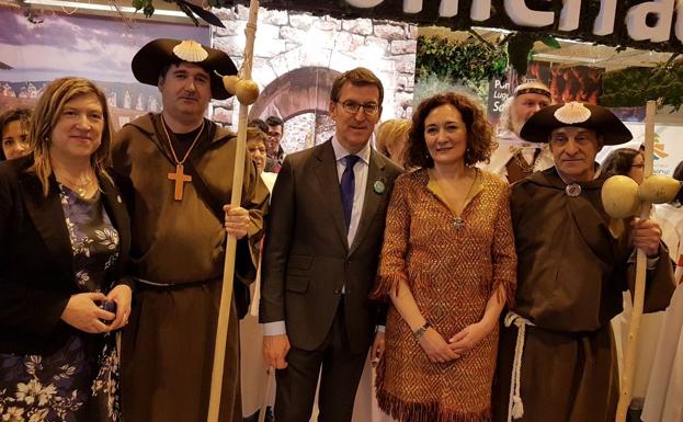 La alcaldesa de Ponferrada (D) junto al presidente de la Xunta (C) y la concejala de Cultura y Turismo.