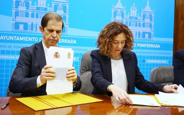 El presidente de la CHMS, Francisco Marín, y la alcaldesa de Ponferrada, Gloria Fernández Merayo, durante la firma del convenio.