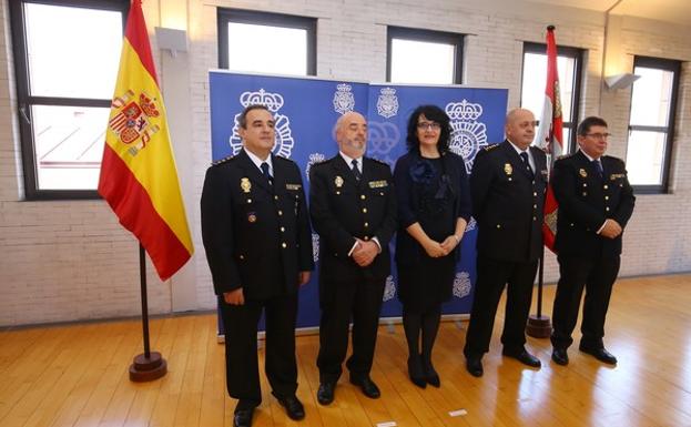 (El nuevo comisario de Ponferrada (I) junto el jefe superior de Policía de Castilla y León, la subdelegada del Gobierno en León, el comisario Jefe de la comisaría principal de León, el comisario Jefe de Zamora y ex comisario de Ponferrada, Ubaldo de la Torre.