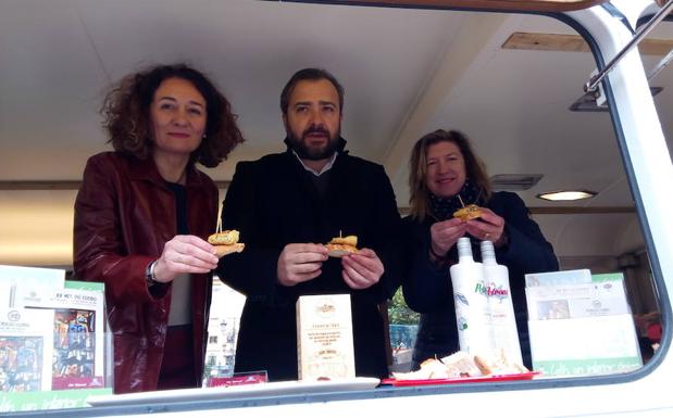 El alcalce de Lalín, Rafael Cuiña, junto a la alcaldesa de Ponferrada y la edil de Cultura.