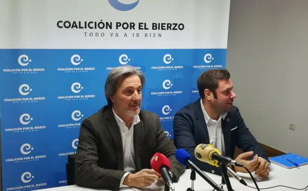 El portavoz de CB, Pedro Muñoz, y el vicepresidente del Consejo Comarcal del Bierzo, Iván Alonso, durante su comparecencia.