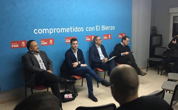 El presidente del comité de Ciuden (1D), junto a los secretarios comarcal, provincial y local del PSOE.