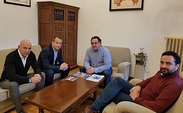 Carlos Fernández (C), junto a los representantes de IBERIRAN.