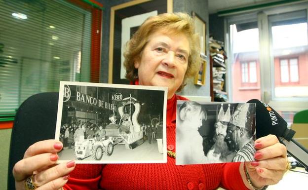 Yolanda Ordás, viuda de Ignacio Linares, el Mago Chalupa, con dos fotos antiguas de una de sus cabalgatas. 