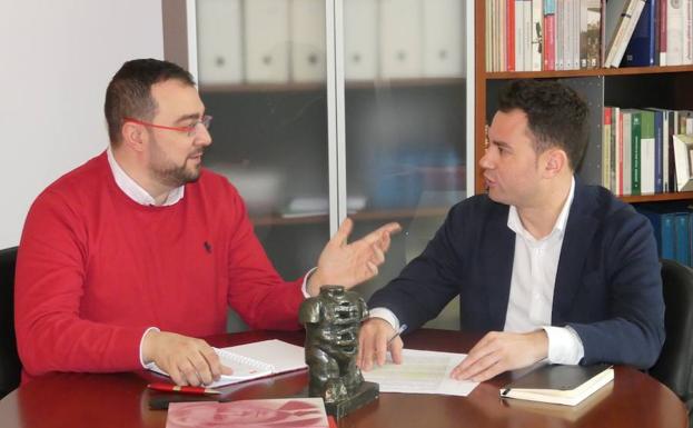 Los secretarios del PSOE de Asturias y León durante su reunión.