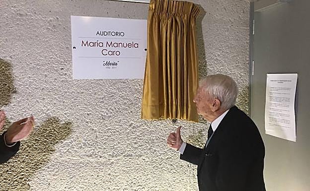 Halffter descubre la placa en la que se indica el nuevo nombre del auditorio del conservatorio.
