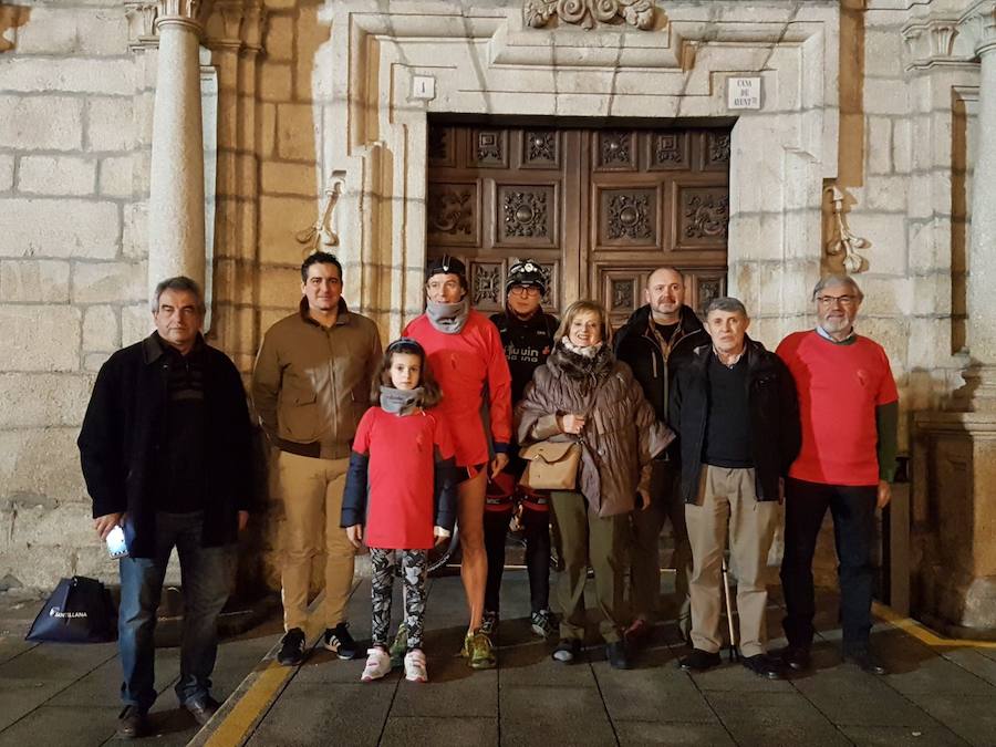 Ibarra (3I), minutos antes de iniciar el desafío, junto a autoridades y miembros de la asociación.