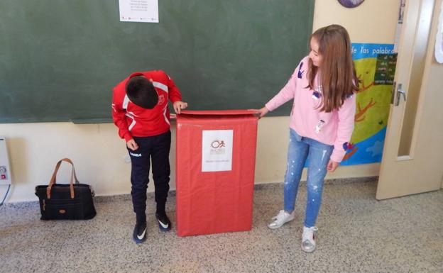 Alumnos reciben el premio sorpresa. 