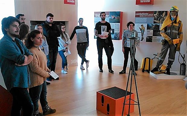 Alumnos de la Escuela de Ingeniería Agraria y Forestal (Eiaf) del campus durante su formación para organizar estos talleres.