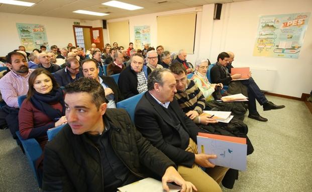 Regidores municipales y representantes de los municipios de la comarcca, durante l reunión.