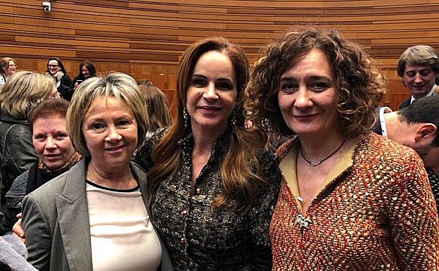 La alcaldesa de Ponferrada (D), junto a la edil de Fiestas (I) y la presidenta de las Cortes (C).