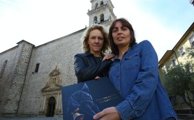 Las autoras del libro 'Tras los pasos del Lambrión', la fotoperiodista Ana F. Barredo (I), y la periodista Nuria Rodríguez (D).