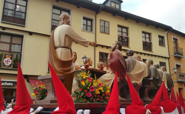 Galería. Imagen del acto procesional de este Jueves Santo.