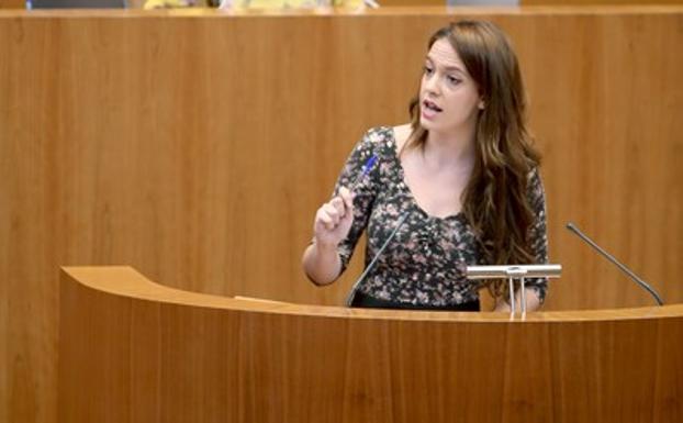 La procuradora berciana de Podemos, Lorena González, en un pleno de las Cortes de Castilla y León. 