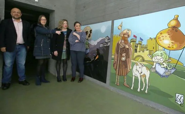 La autora de libro, Diana Martínez, junto al presidente del Consejo, Gerardo Álvarez Courel, la concejala de Cultura, María Antonia Gancedo, y la directora del MARCA, Silvia Blanco, en la presentación del proyecto itinerante en la Uned de Ponferrada.